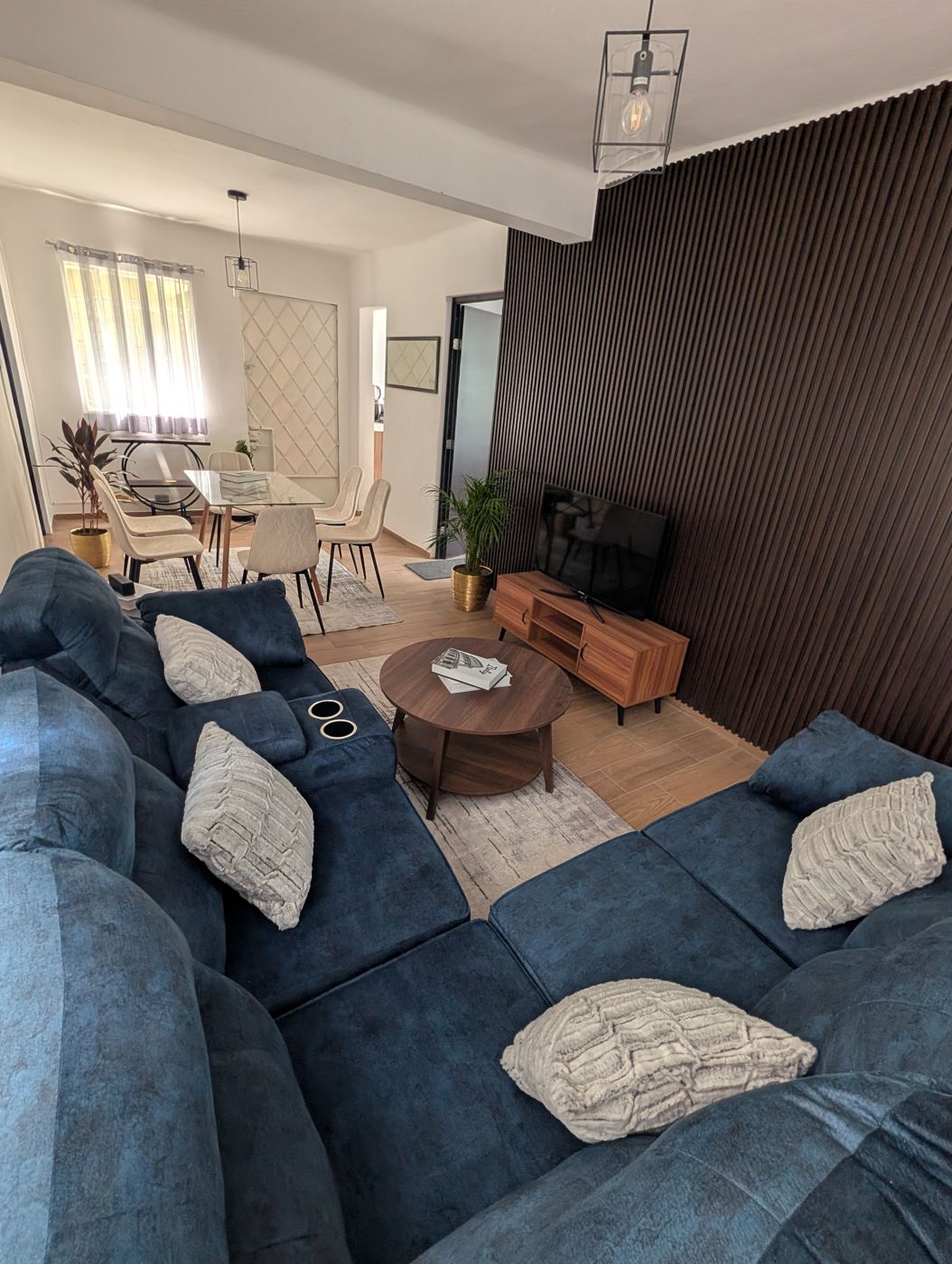 Sala con muro de duelas de madera